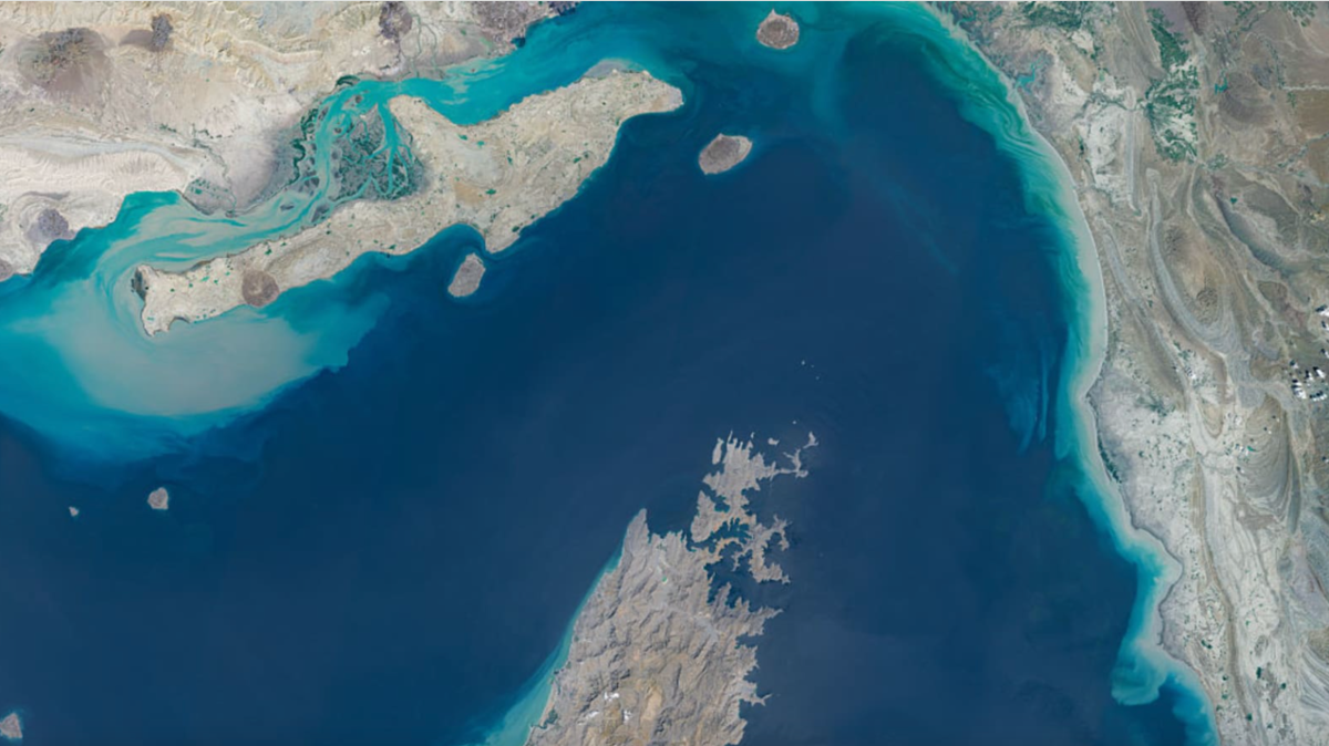 Ảnh chụp eo biển Hormuz từ vệ tinh - Ảnh: Getty/CNBC.
