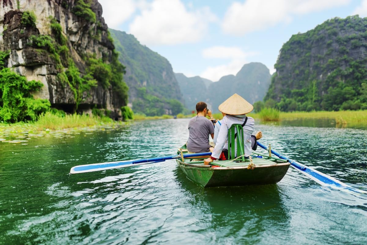 Ninh Bình chú trọng ứng dụng công nghệ vào quản lý và phục vụ du khách. Ảnh: VietjetAir