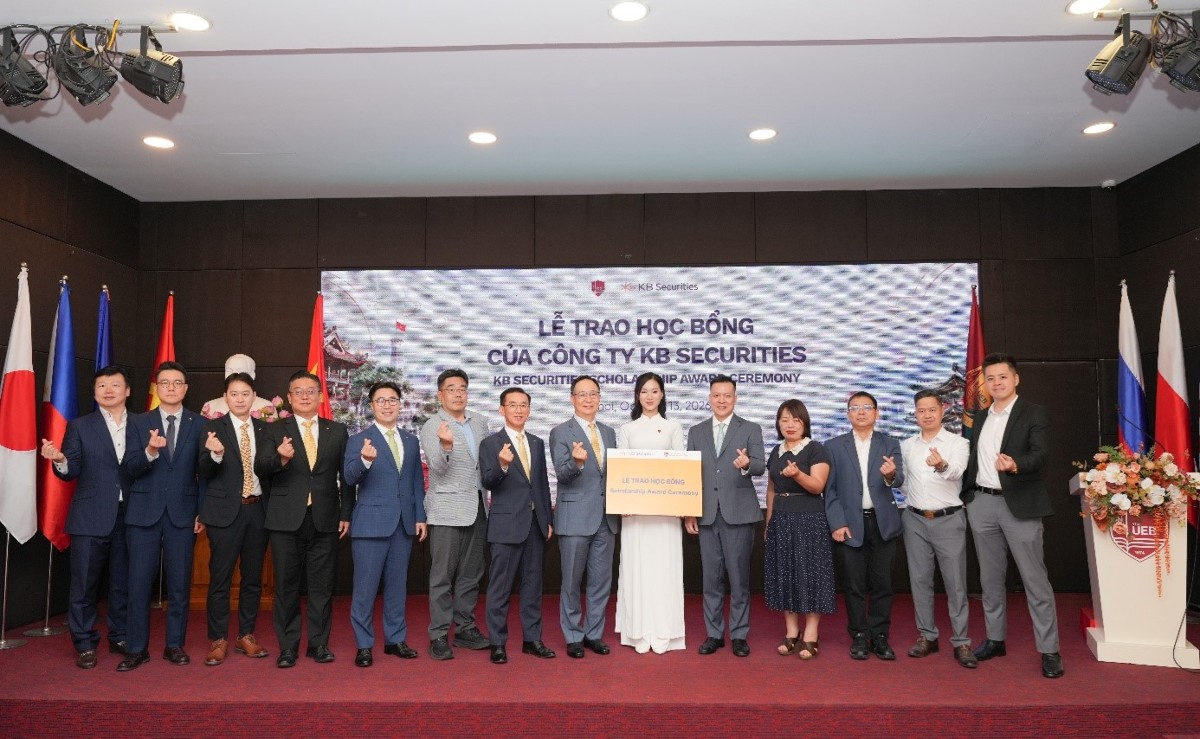 KBSV trao học bổng, tiếp sức sinh viên Trường Đại học Kinh tế – ĐHQGHN trên hành trình chinh phục tri thức.