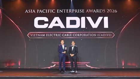 Ông Nguyễn Trung Đức, Phó Tổng giám đốc CADIVI, đại diện doanh nghiệp nhận giải thưởng Doanh nghiệp xuất sắc châu Á tại APEA 2026.