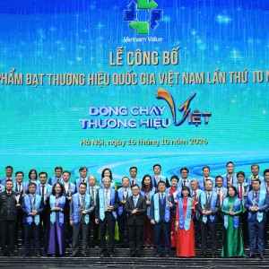 Thủ tướng Chính phủ Lê Minh Hưng chụp ảnh lưu niệm với các doanh nghiệp tiêu biểu.