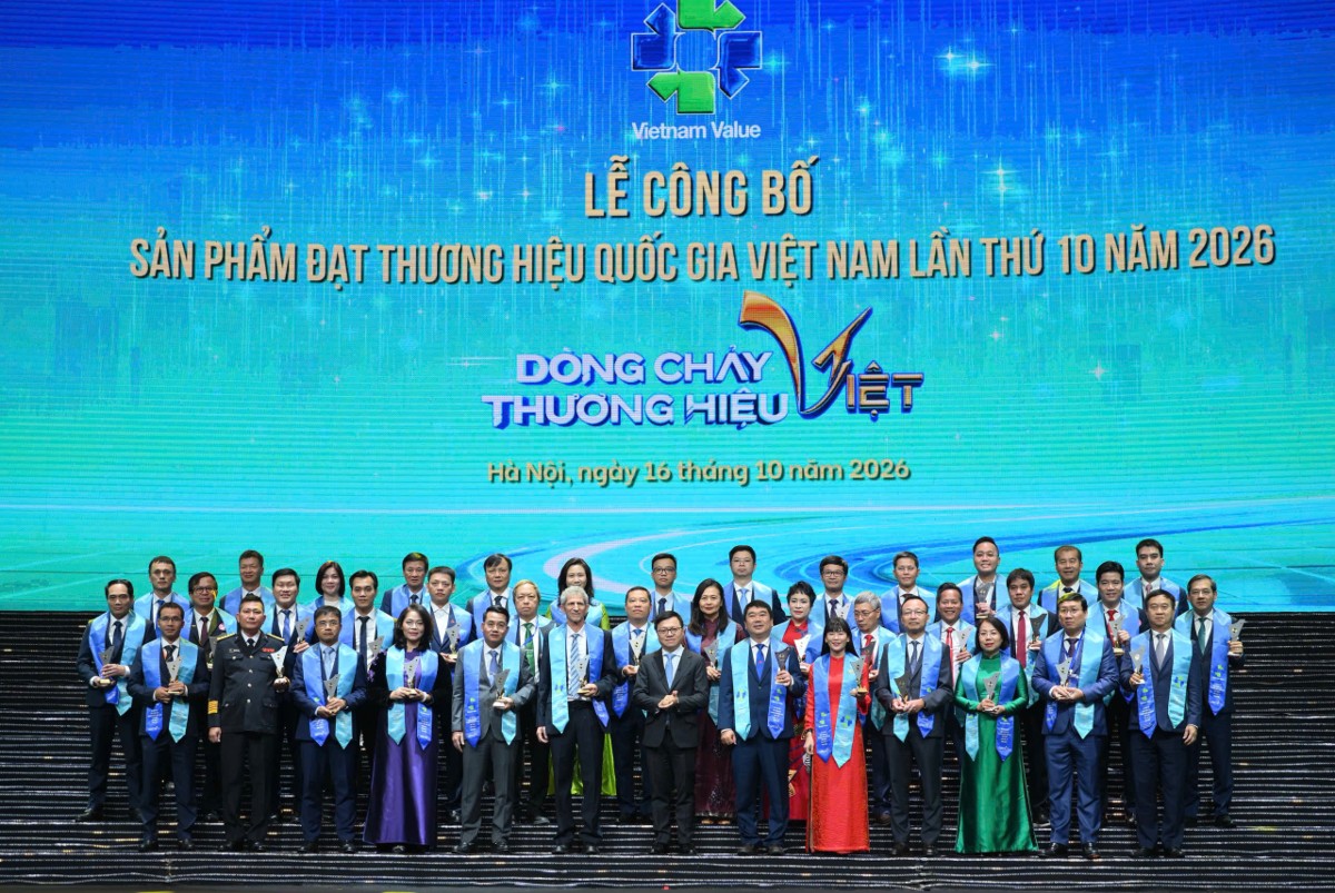 Thủ tướng Chính phủ Lê Minh Hưng chụp ảnh lưu niệm với các doanh nghiệp tiêu biểu.