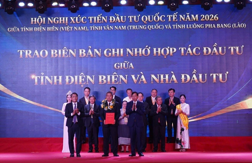 UBND tỉnh ký kết biên bản ghi nhớ với Hiệp hội các doanh nghiệp Khu công nghiệp TP. Hồ Chí Minh, kết nối các doanh nghiệp thành viên thuộc Hiệp hội đến nghiên cứu, khảo sát và đề xuất các dự án về công nghiệp. Ảnh: Tỉnh Điện Biên.