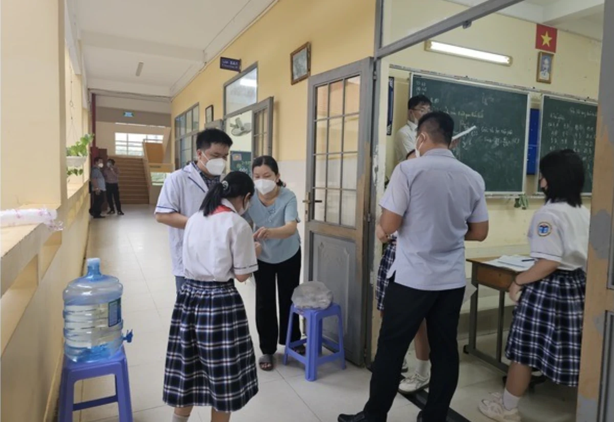 HCDC phối hợp trạm y tế xã Hiệp Phước và nhà trường triển khai điều tra dịch tễ, vệ sinh - khử khuẩn và triển khai các biện pháp dự phòng tại Trường THCS Hai Bà Trưng. Ảnh: Sở Y tế TP.HCM