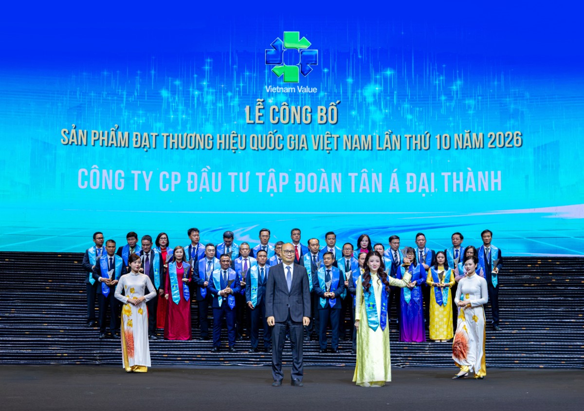 Phó Tổng Giám đốc Nguyễn Phương Anh đại diện Tân Á Đại Thành đón nhận biểu trưng Thương hiệu Quốc gia Việt Nam 2026, đánh dấu kỳ thứ 7 liên tiếp Tập đoàn được vinh danh.