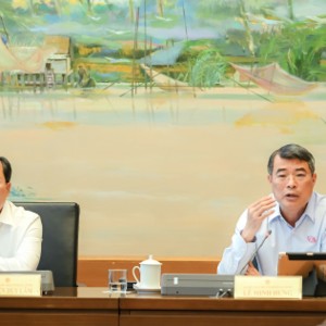 Thủ tướng yêu cầu gỡ chi phí trung gian, hạ áp lực giá nhà, xăng dầu và y tế. Ảnh: quochoi.vn