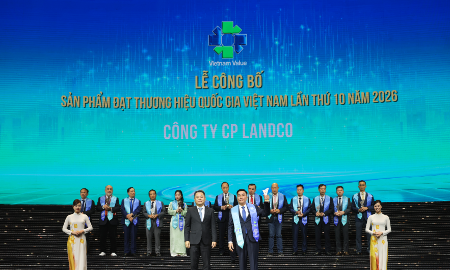 Đại diện Landco Corporation nhận biểu trưng THQG Việt Nam.