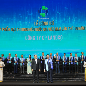 Đại diện Landco Corporation nhận biểu trưng THQG Việt Nam.