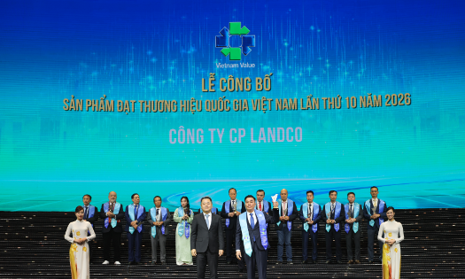 Đại diện Landco Corporation nhận biểu trưng THQG Việt Nam.