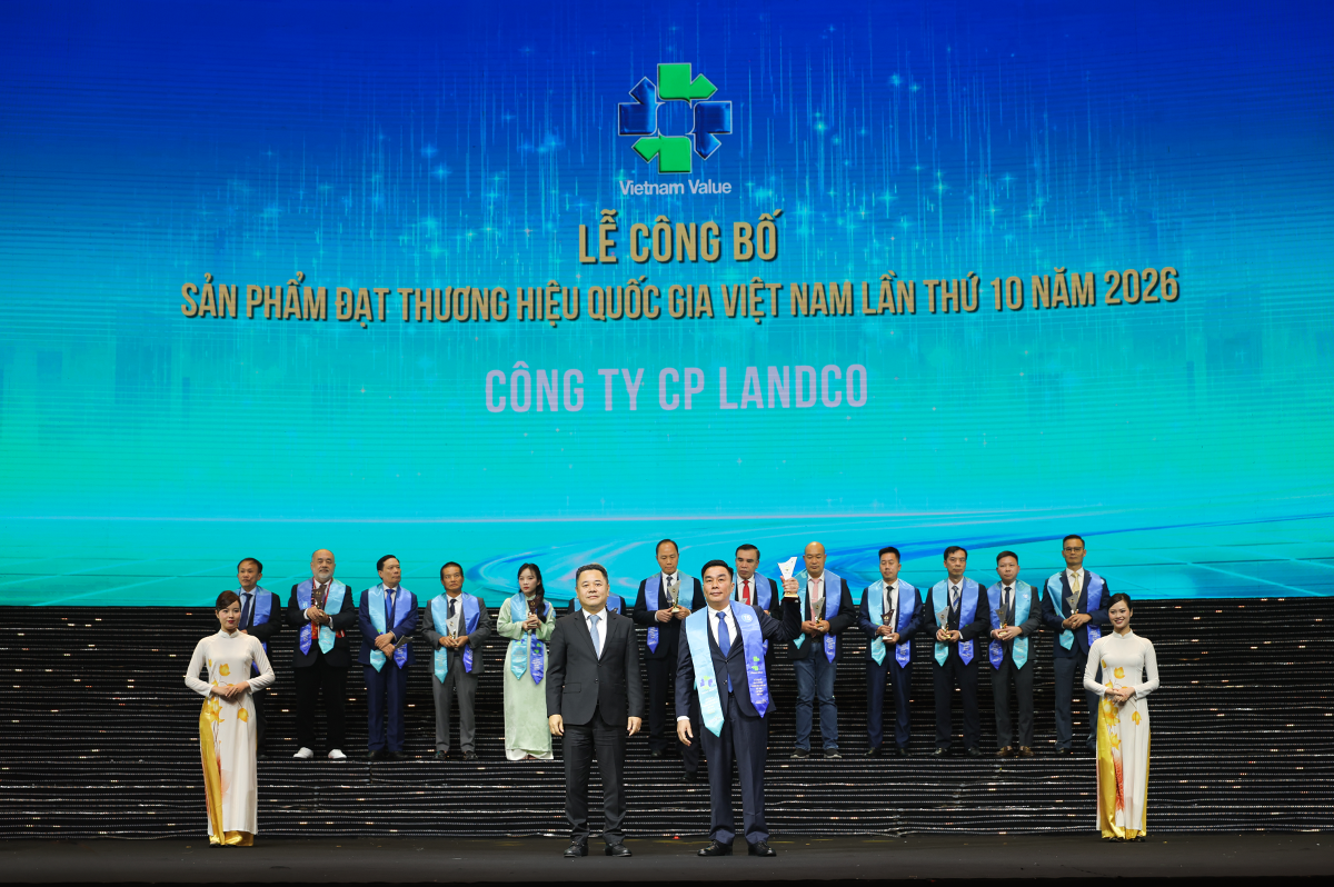 Đại diện Landco Corporation nhận biểu trưng THQG Việt Nam.