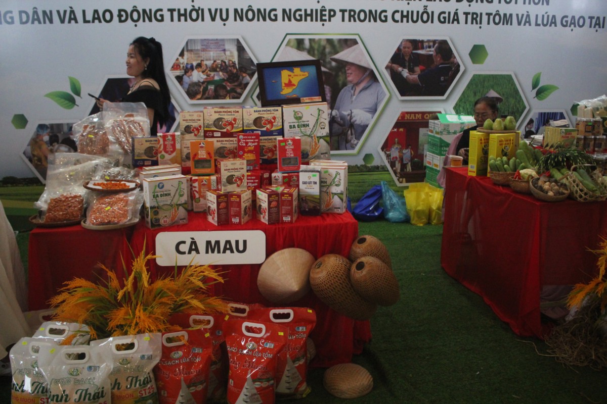 Những nông sản của tỉnh Cà Mau trong chuỗi giá tri tôm - lúa. Ảnh: Chu Khôi.