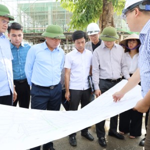 Phó Chủ tịch UBND tỉnh Nghệ An Hoàng Phú Hiền và đoàn công tác kiểm tra tại dự án Khu đô thị tại phường Cửa Nam, thành phố Vinh (cũ), nay thuộc phường Thành Vinh. Ảnh: Kim Oanh