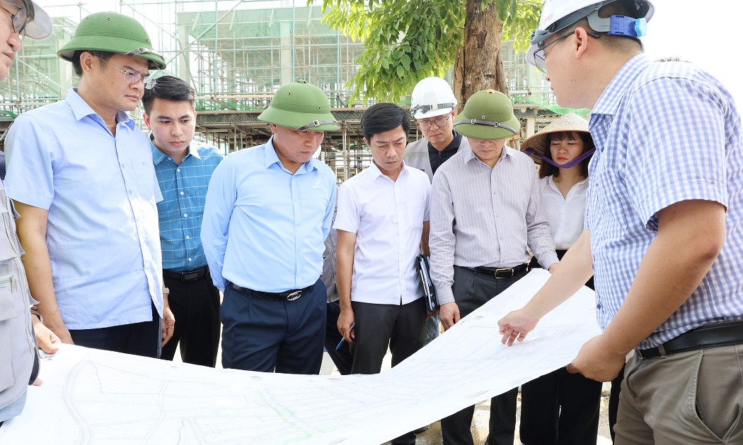 Phó Chủ tịch UBND tỉnh Nghệ An Hoàng Phú Hiền và đoàn công tác kiểm tra tại dự án Khu đô thị tại phường Cửa Nam, thành phố Vinh (cũ), nay thuộc phường Thành Vinh. Ảnh: Kim Oanh