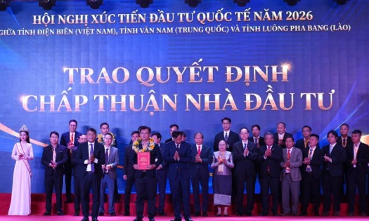 Local authorities grant investment decisions to investors at the conference. - (Source: Dien Bien province)