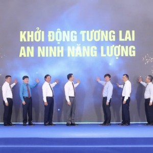 Các đại biểu thực hiện nghi lễ khởi công - phát động thi đua dự án Nhà máy nhiệt điện LNG Quảng Trạch II. Ảnh: EVN.