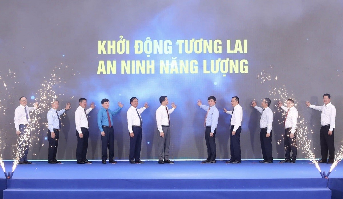 Các đại biểu thực hiện nghi lễ khởi công - phát động thi đua dự án Nhà máy nhiệt điện LNG Quảng Trạch II. Ảnh: EVN.