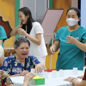Người cao tuổi tham gia buổi sinh hoạt tại viện dưỡng lão Điện Hồng ở Hà Nội. Ảnh minh họa: Nikkei Asia