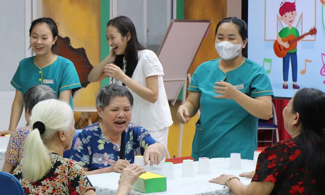 Người cao tuổi tham gia buổi sinh hoạt tại viện dưỡng lão Điện Hồng ở Hà Nội. Ảnh minh họa: Nikkei Asia