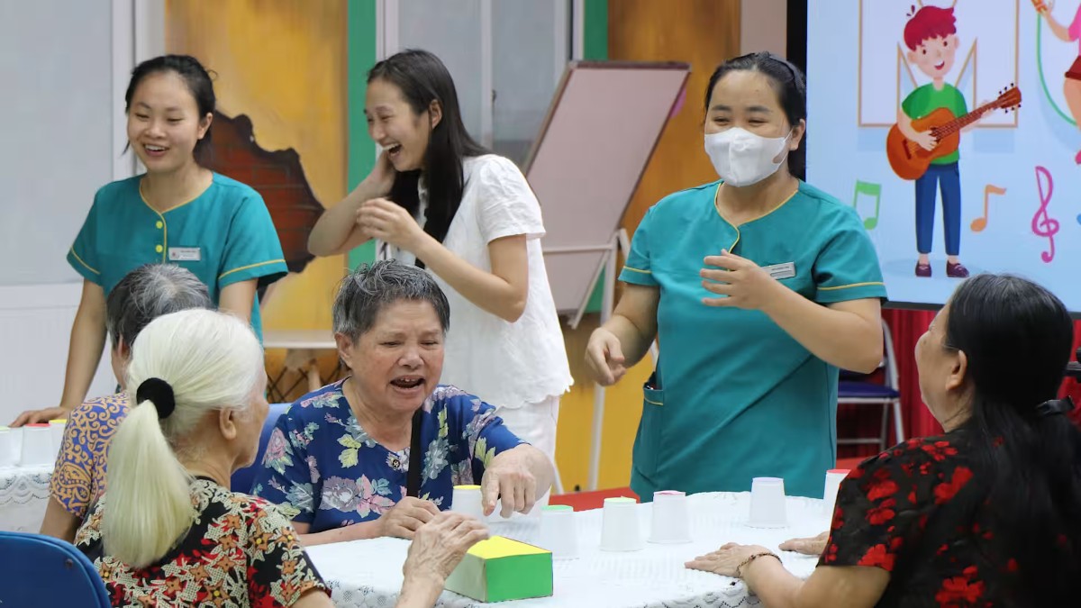 Người cao tuổi tham gia buổi sinh hoạt tại viện dưỡng lão Điện Hồng ở Hà Nội. Ảnh minh họa: Nikkei Asia
