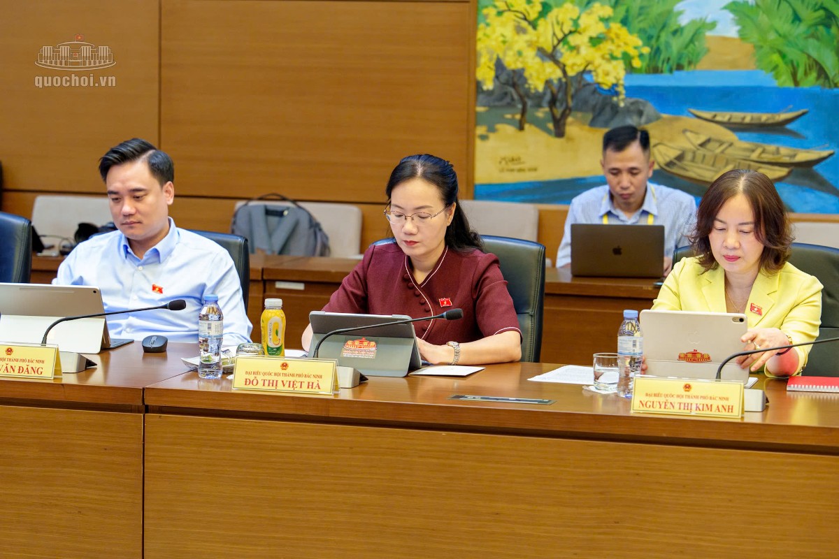 Các ĐBQH thành phố Bắc Ninh dự phiên thảo luận tổ. Ảnh: Quochoi.vn