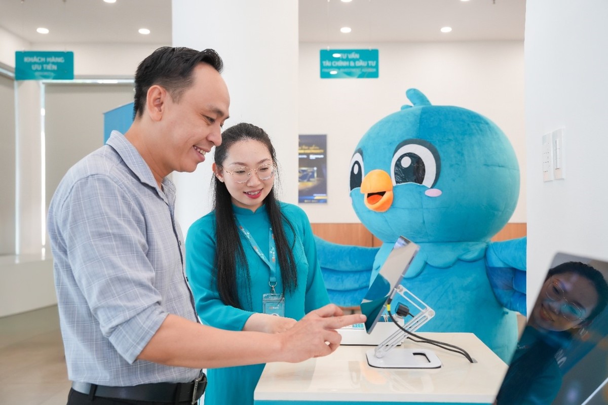 Khách hàng có thể tự thực hiện các giao dịch đơn giản trên CRM.