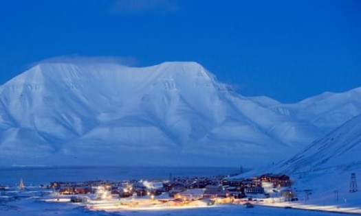 Khoảng 2.600 cư dân Longyearbyen lần đầu được cảnh báo về tình trạng ô nhiễm nguồn nước vào tháng 9/2025. Ảnh: Rimante Hegland/Getty Images/iStockphoto.
