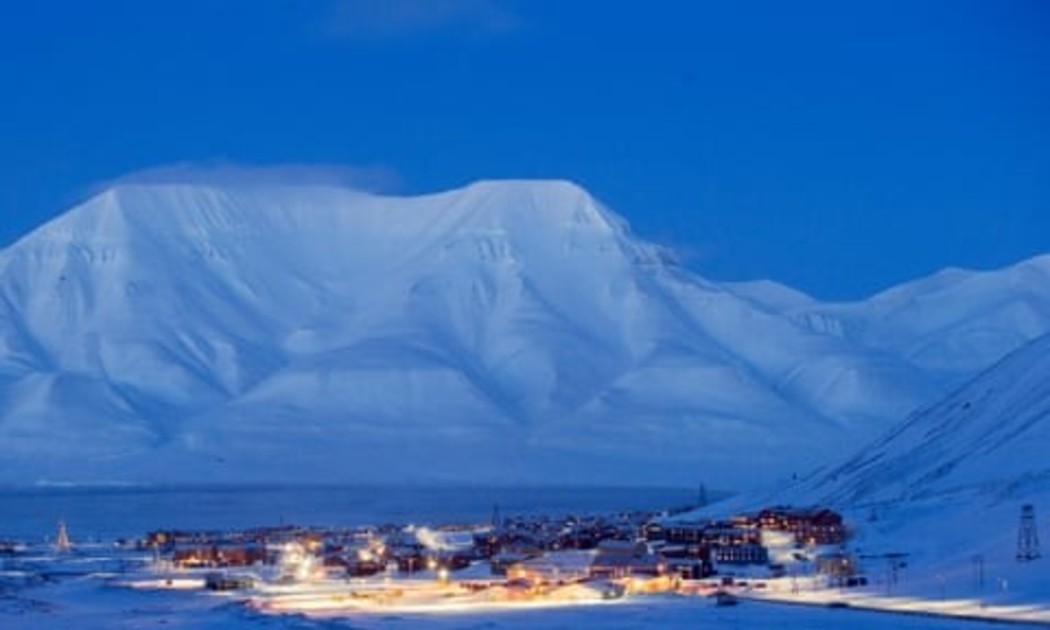 Khoảng 2.600 cư dân Longyearbyen lần đầu được cảnh báo về tình trạng ô nhiễm nguồn nước vào tháng 9/2025. Ảnh: Rimante Hegland/Getty Images/iStockphoto.