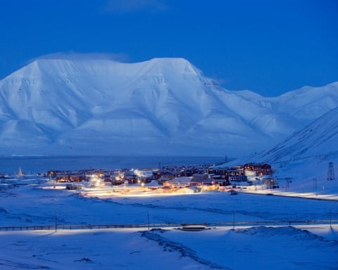 Khoảng 2.600 cư dân Longyearbyen lần đầu được cảnh báo về tình trạng ô nhiễm nguồn nước vào tháng 9/2025. Ảnh: Rimante Hegland/Getty Images/iStockphoto.