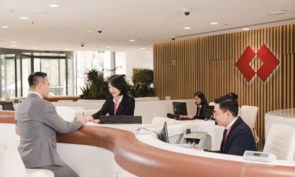Nguồn thu dịch vụ tăng 40%, Techcombank củng cố vị thế dẫn đầu, lợi nhuận quý 3 lập kỉ lục mới