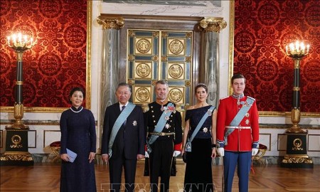 Tổng Bí thư, Chủ tịch nước Tô Lâm và Phu nhân Ngô Phương Ly cùng Nhà Vua Đan Mạch Frederik X, Hoàng hậu Mary và Thái tử Christian chụp ảnh chung. Ảnh: Thống Nhất – TTXVN