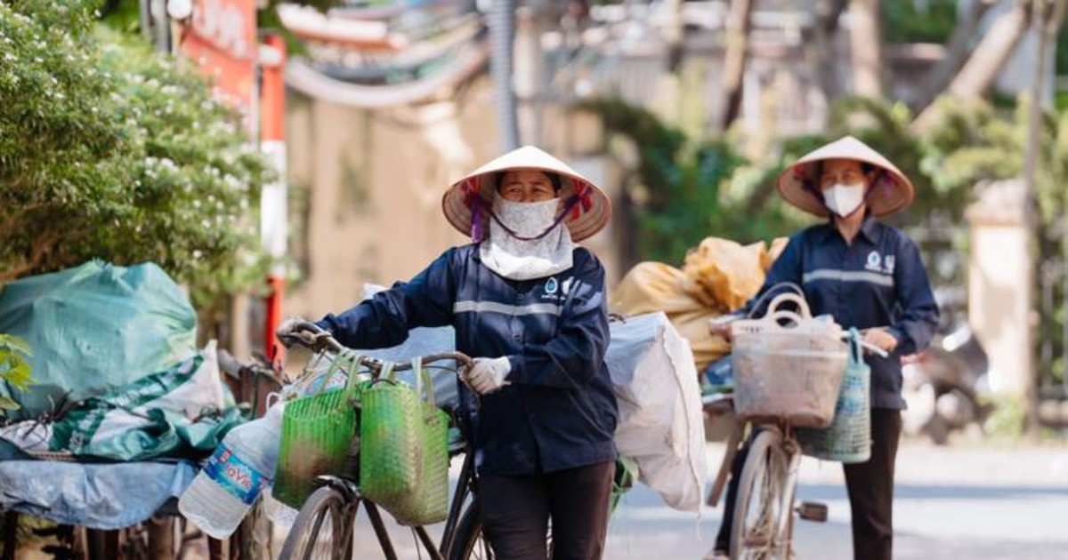 Những người phụ nữ phía sau gánh ve chai