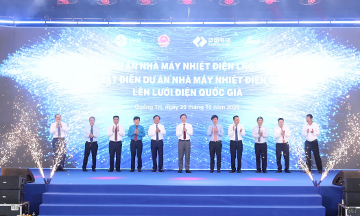 Delegates perform the groundbreaking ceremony for the Quang Trach I plant project and the power generation ceremony for the Quang Trach II plant project. (Photo: baochinhphu.vn)