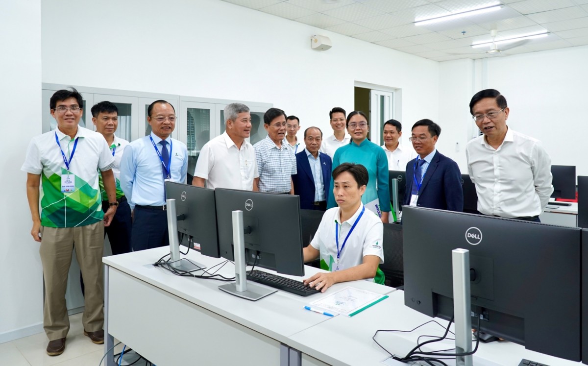 Lãnh đạo PETROVIETNAM cùng các đại biểu tham quan các phòng thi của Hội thi.