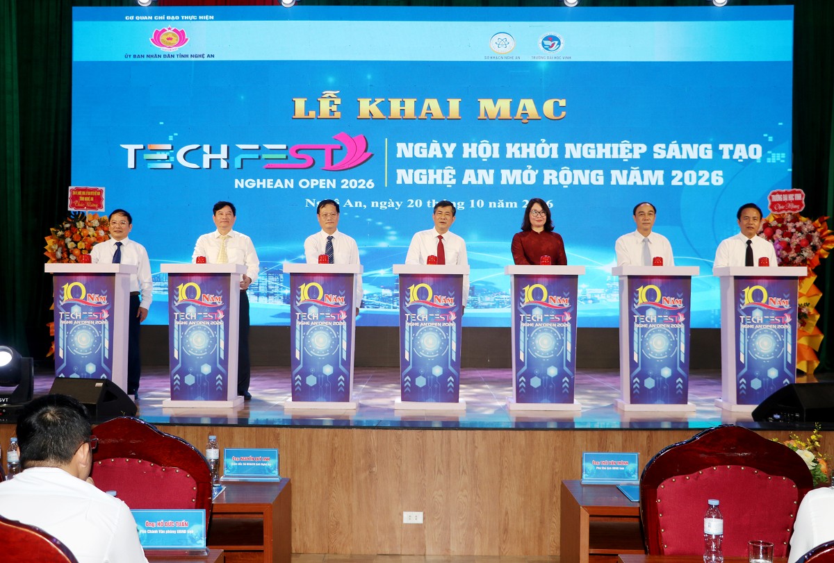 Các đại biểu ấn nút khai mạc Ngày hội Khởi nghiệp tỉnh Nghệ An mở rộng năm 2026. Ảnh: Phan Quỳnh