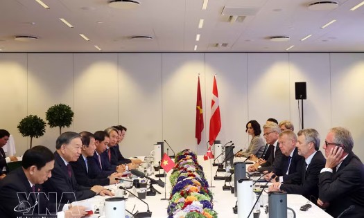 General Secretary of the Communist Party of Vietnam (CPV) Central Committee and President To Lam and Danish King Frederik X meet with leaders of prominent Danish businesses in Copenhagen on the morning of October 20 (Photo: VNA)