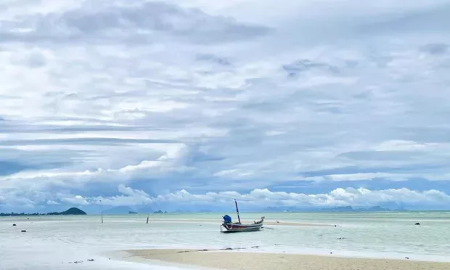 Bãi biển Bang Makham trên đảo Koh Samui, tỉnh Surat Thani, là điểm đến hấp dẫn đối với người nước ngoài muốn mua bất động sản tại Thái Lan - Ảnh: Bangkok Post