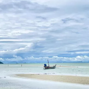 Bãi biển Bang Makham trên đảo Koh Samui, tỉnh Surat Thani, là điểm đến hấp dẫn đối với người nước ngoài muốn mua bất động sản tại Thái Lan - Ảnh: Bangkok Post