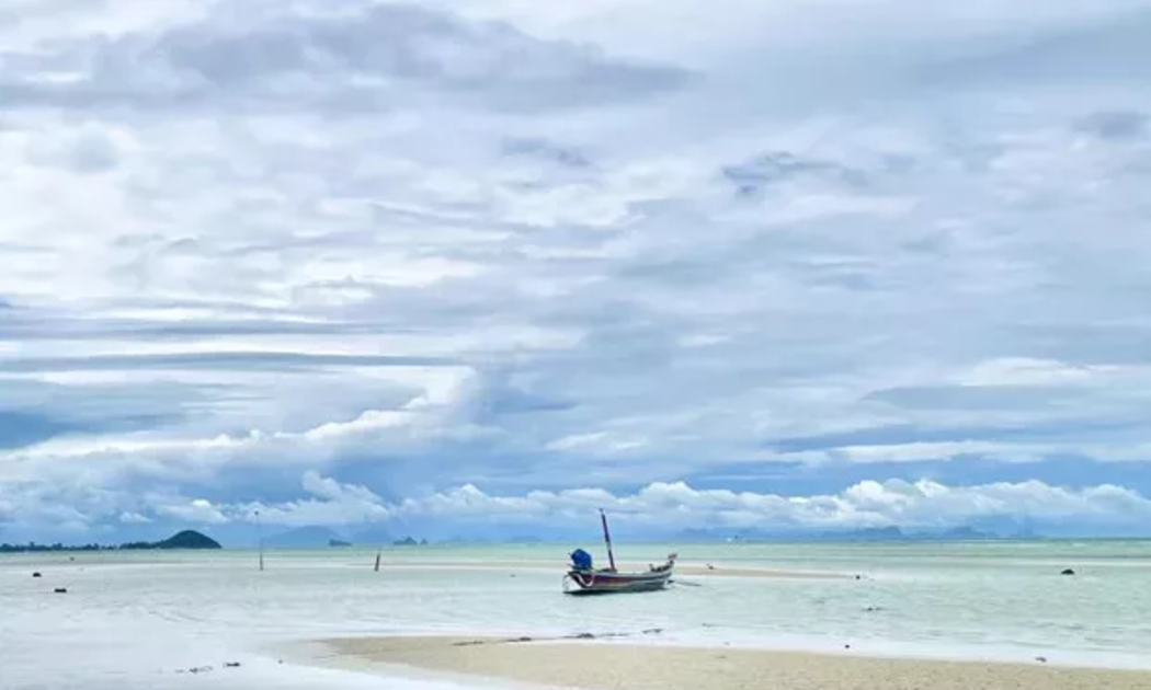 Bãi biển Bang Makham trên đảo Koh Samui, tỉnh Surat Thani, là điểm đến hấp dẫn đối với người nước ngoài muốn mua bất động sản tại Thái Lan - Ảnh: Bangkok Post