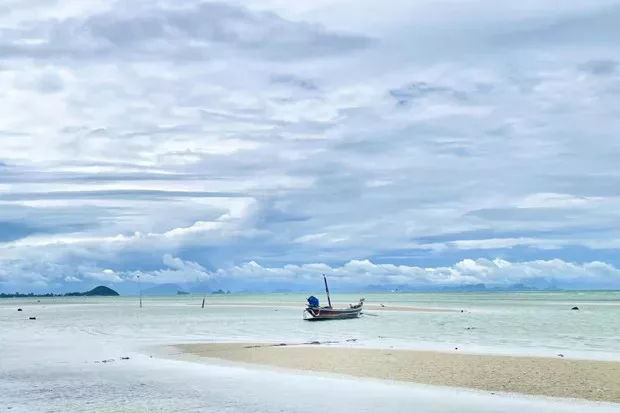Bãi biển Bang Makham trên đảo Koh Samui, tỉnh Surat Thani, là điểm đến hấp dẫn đối với người nước ngoài muốn mua bất động sản tại Thái Lan - Ảnh: Bangkok Post