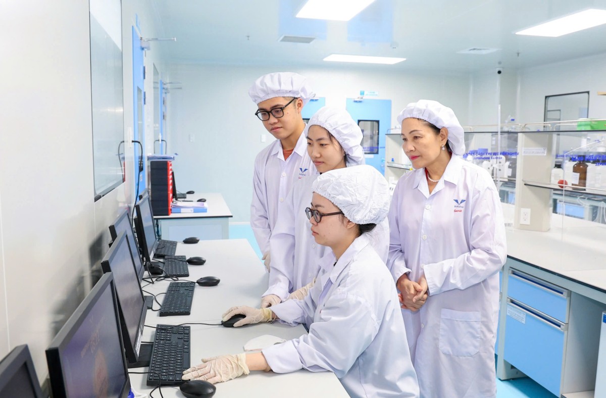 Thầy thuốc Nhân dân Phạm Thị Thanh Hương kiểm tra công tác kiểm soát chất lượng sản phẩm tại Bidiphar.