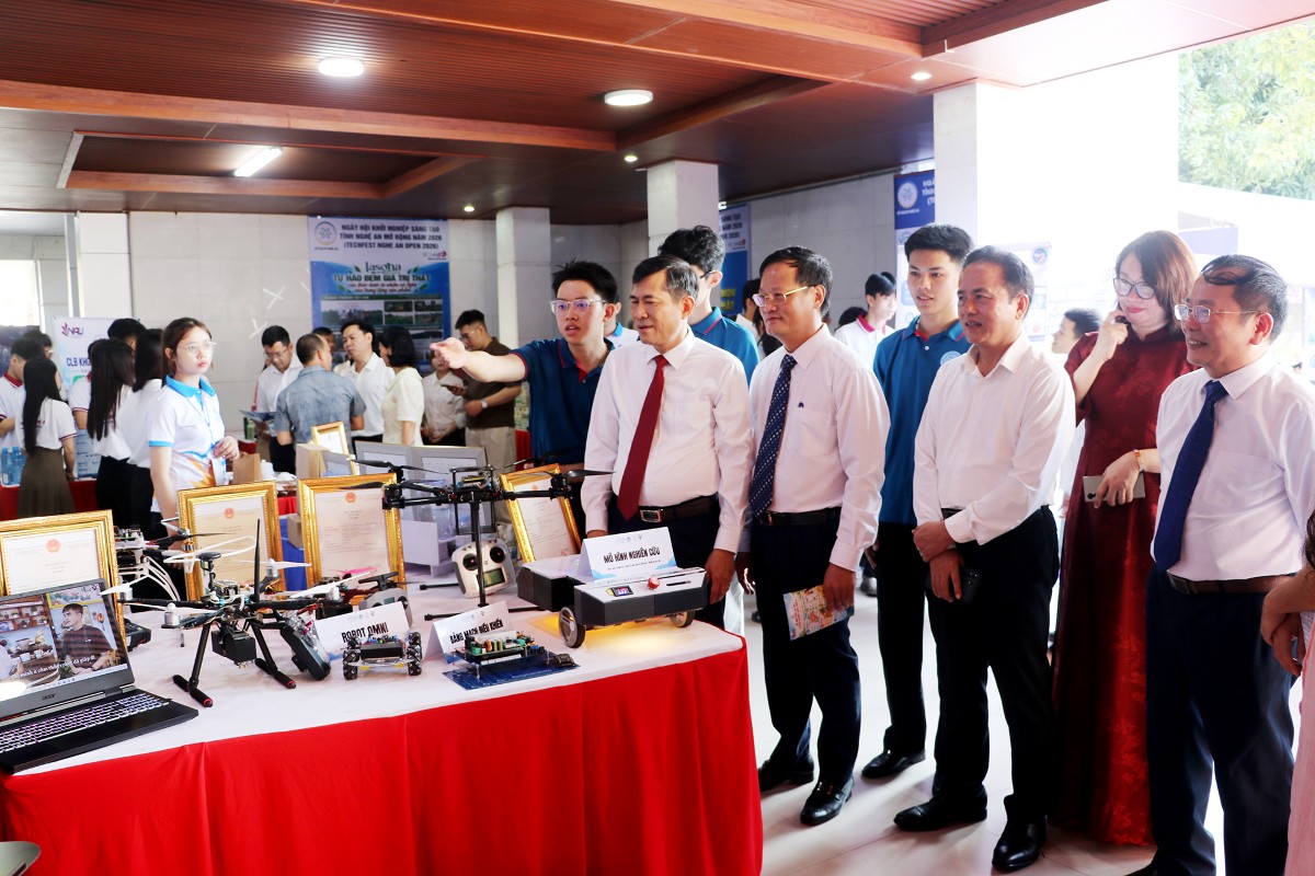 Các đại biểu tham quan các gian hàng và trải nghiệm các công nghệ tại không gian trưng bày, triển lãm công nghệ và dự án khởi nghiệp được tổ chức tại Trường Đại học Vinh, mở cửa trong 03 ngày từ 20-22/10/2026. Ảnh: Phan Quỳnh