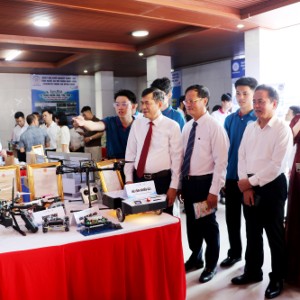 Các đại biểu tham quan các gian hàng và trải nghiệm các công nghệ tại không gian trưng bày, triển lãm công nghệ và dự án khởi nghiệp được tổ chức tại Trường Đại học Vinh, mở cửa trong 03 ngày từ 20-22/10/2026. Ảnh: Phan Quỳnh