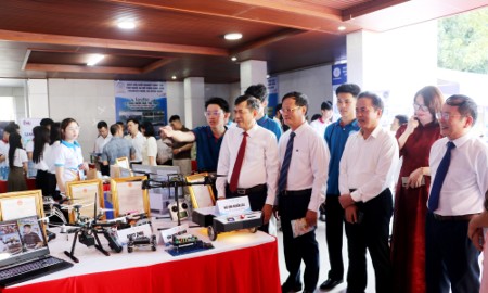 Các đại biểu tham quan các gian hàng và trải nghiệm các công nghệ tại không gian trưng bày, triển lãm công nghệ và dự án khởi nghiệp được tổ chức tại Trường Đại học Vinh, mở cửa trong 03 ngày từ 20-22/10/2026. Ảnh: Phan Quỳnh