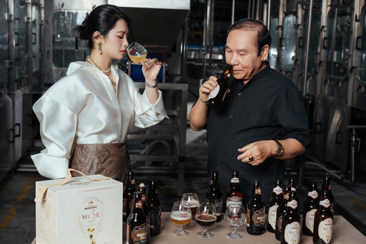 Bà Nguyễn Thị Thu Vân cùng nghệ nhân Vũ Văn Hiền kiểm chứng chất lượng từng mẻ bia tại nhà máy của 1689 BECKENT BAUER.