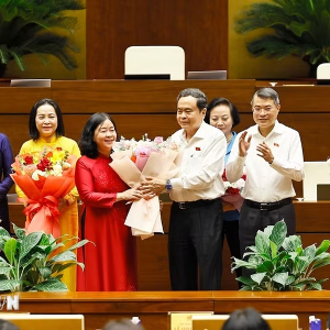 Chủ tịch Quốc hội Trần Thanh Mẫn và Thủ tướng Lê Minh Hưng tặng hoa các nữ đại biểu Quốc hội khóa XVI nhân Ngày phụ nữ Việt Nam 20/10 - Ảnh: TTXVN