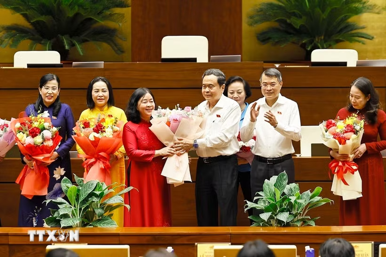 Chủ tịch Quốc hội Trần Thanh Mẫn và Thủ tướng Lê Minh Hưng tặng hoa các nữ đại biểu Quốc hội khóa XVI nhân Ngày phụ nữ Việt Nam 20/10 - Ảnh: TTXVN