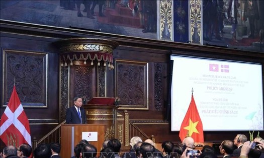 General Secretary and President To Lam delivers a policy speech at the University of Copenhagen on October 19 afternoon (local time). - (Photo: VNA)
