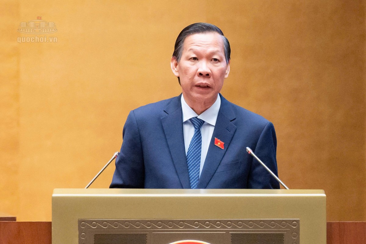 Chủ nhiệm Ủy ban Kinh tế và Tài chính Phan Văn Mãi trình bày Báo cáo thẩm tra về dự án Luật - Ảnh: quochoi.vn.