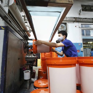 Nhựa đã và đang đóng vai trò quan trọng trong sản xuất, thương mại và đời sống hiện đại Ảnh: VPA.