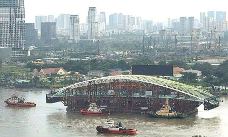 Lai dắt thành công vòm sắt nhịp chính cầu đi bộ về Bến Bạch Đằng, chuẩn bị cho hợp long ngày 21/10